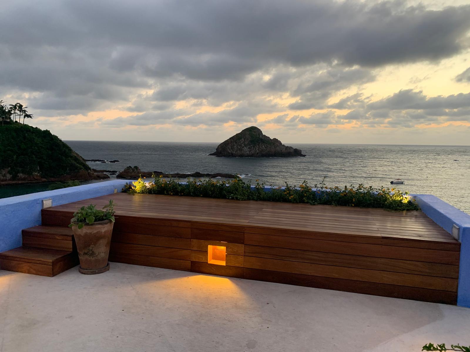 Deck frente al mar de madera